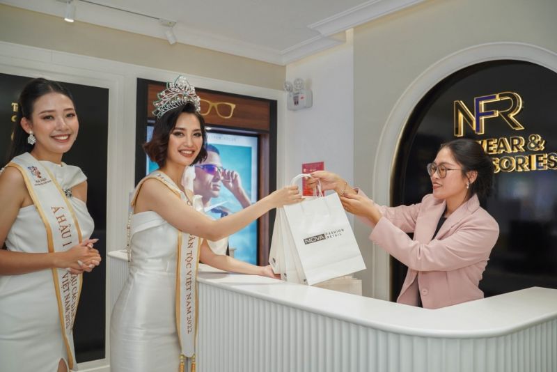 Hoa hậu Nông Thúy Hằng cho biết chuỗi shophouse rất đa dạng, đáp ứng được nhu cầu mua sắm của mọi du khách Hoa hậu Nông Thúy Hằng cho biết chuỗi shophouse rất đa dạng, đáp ứng được nhu cầu mua sắm của mọi du khách
