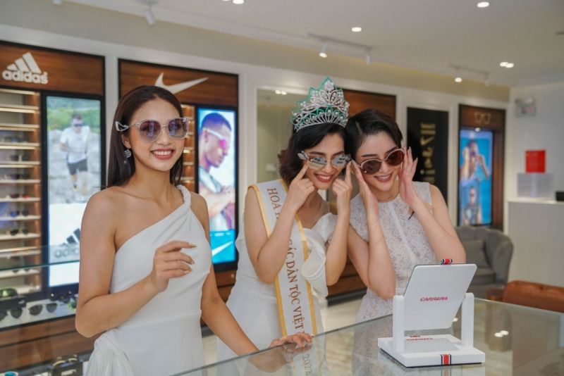 Các người đẹp chọn mua kính mát cho chuyến khám phá tại NovaWorld Ho Tram Các người đẹp chọn mua kính mát cho chuyến khám phá tại NovaWorld Ho Tram