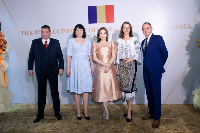 Đại diện ngoại giao Romania, bà đại sứ Cristina Romila ghi nhận đóng góp của Lý Nhã Kỳ vào sự phát triển của quan hệ song phương Romania - Việt Nam