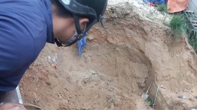 Đang đổ kè bê tông, bất ngờ 2 anh em rể bị đất đá vùi lấp