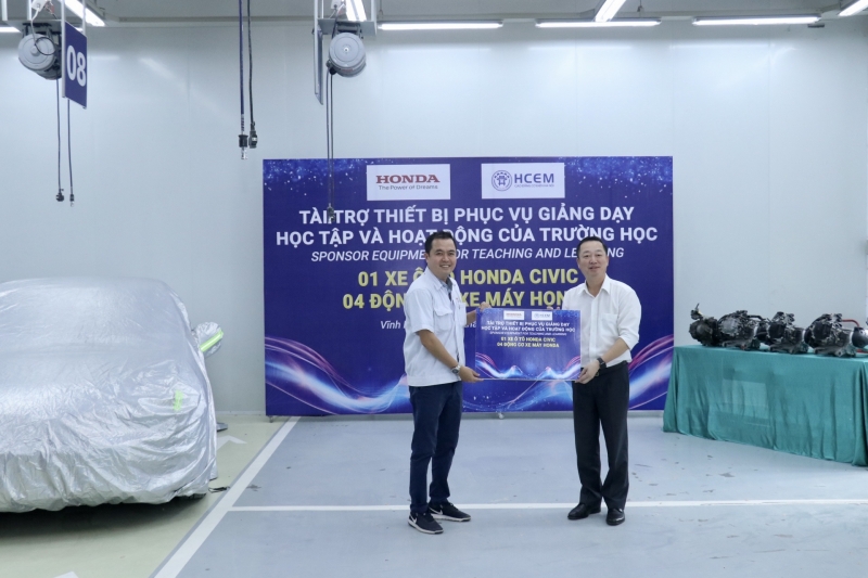 Đại diện Cty Honda trao giấy Chứng nhận tài trợ thiết bị cho nhà trường