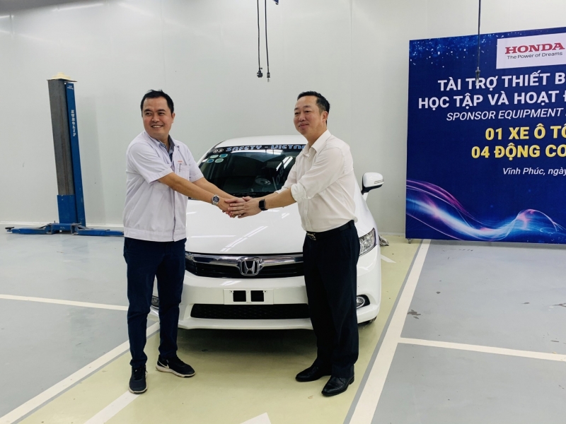 Cty Honda trao tặng ô tô City cho nhà trường