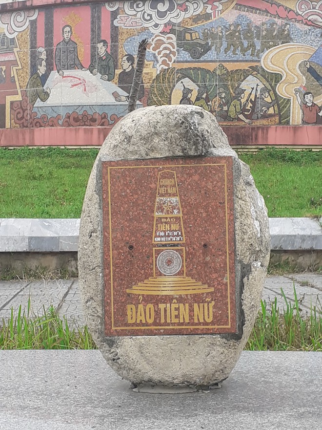 Đảo tiền tiêu Việt bên cột cờ giới tuyến - ảnh 2