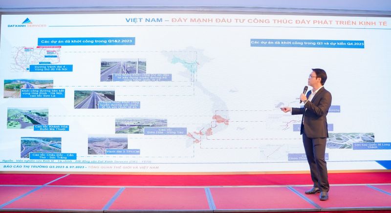 TS. Phạm Anh Khôi - Viện trưởng DXS phân tích báo cáo thị trường bất động sản tại sự kiện.