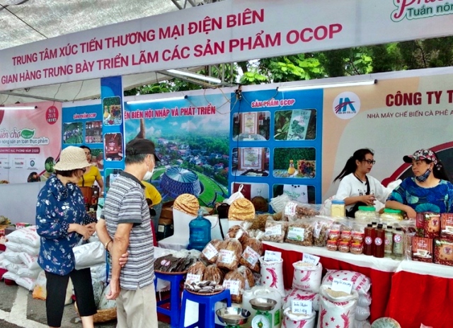 Các sản phẩm OCOP của tỉnh được trưng bày, triển lãm tại các hội chợ lớn . Các sản phẩm OCOP của tỉnh được trưng bày, triển lãm tại các hội chợ lớn .
