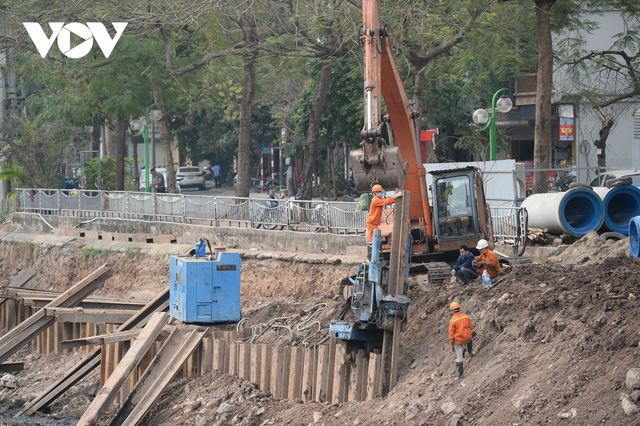 Đề xuất xây 8 trạm bơm dã chiến để cải thiện ô nhiễm sông Nhuệ và sông Tô Lịch - Ảnh 1.