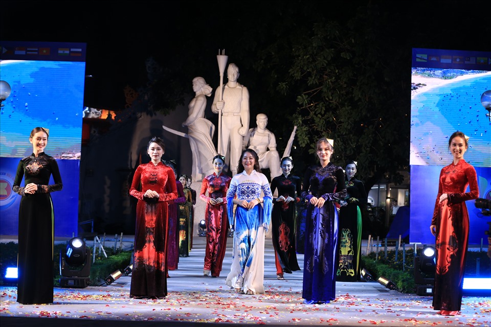 Đem di sản Việt lên áo dài, NTK người Tày gây ấn tượng tại ngày hội ASEAN
