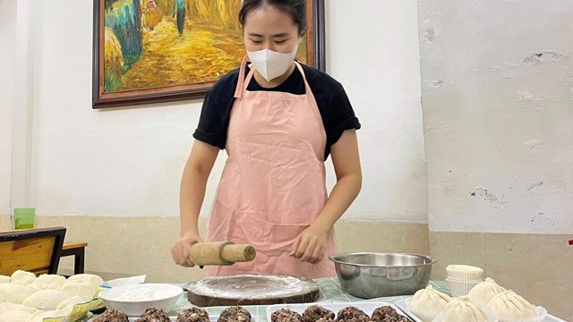Dịch Covid-19: Trường rao bán, giáo viên mầm non đi bán trứng, bán rau