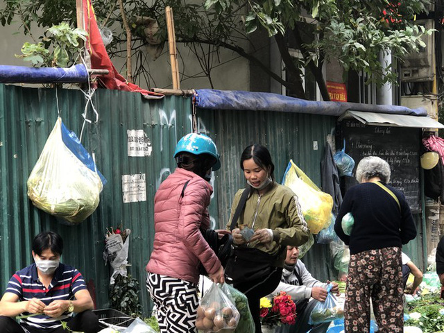 Dịch tái bùng phát phức tạp, người dân đến chợ đầu mối Hà Nội vẫn quên khẩu trang - Ảnh 10.