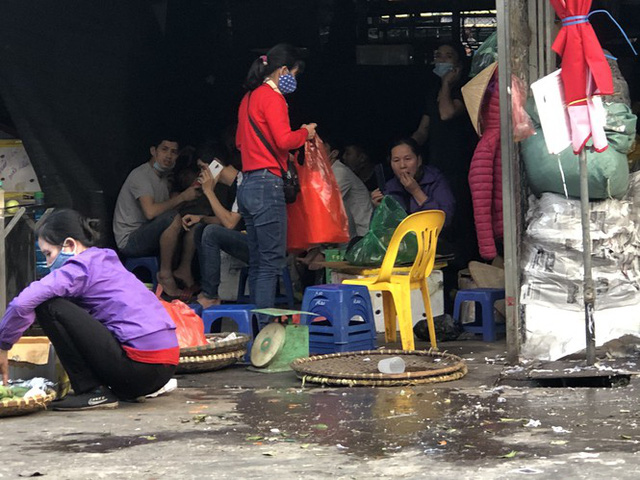 Dịch tái bùng phát phức tạp, người dân đến chợ đầu mối Hà Nội vẫn quên khẩu trang - Ảnh 13.