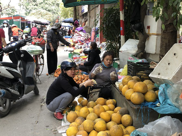 Dịch tái bùng phát phức tạp, người dân đến chợ đầu mối Hà Nội vẫn quên khẩu trang - Ảnh 14.