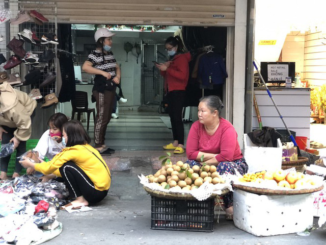 Dịch tái bùng phát phức tạp, người dân đến chợ đầu mối Hà Nội vẫn quên khẩu trang - Ảnh 4.