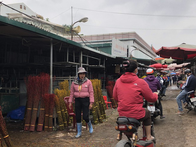 Dịch tái bùng phát phức tạp, người dân đến chợ đầu mối Hà Nội vẫn quên khẩu trang - Ảnh 6.