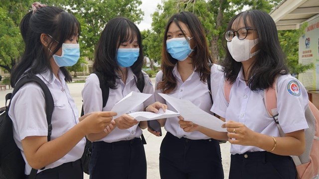 Điểm chuẩn vào trung học phổ thông TP HCM đảo chiều, phụ huynh chóng mặt