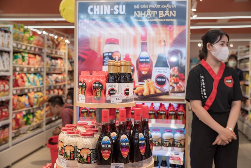 Bộ sản phẩm ra mắt đi kèm với hoạt động giới thiệu với nhiều trải nghiệm thú vị tại siêu thị, thu hút giới trẻ mê ẩm thực, yêu văn hóa ẩm thực Nhật, yêu bếp... ghé thăm. Đặc biệt, tại siêu thị còn có sự xuất hiện của các TikToker “sành” ăn như Gia Đình Cam Cam, Ông Anh Thích Nấu Ăn, Đóa Qua. Bộ sản phẩm ra mắt đi kèm với hoạt động giới thiệu với nhiều trải nghiệm thú vị tại siêu thị, thu hút giới trẻ mê ẩm thực, yêu văn hóa ẩm thực Nhật, yêu bếp... ghé thăm. Đặc biệt, tại siêu thị còn có sự xuất hiện của các TikToker “sành” ăn như Gia Đình Cam Cam, Ông Anh Thích Nấu Ăn, Đóa Qua.