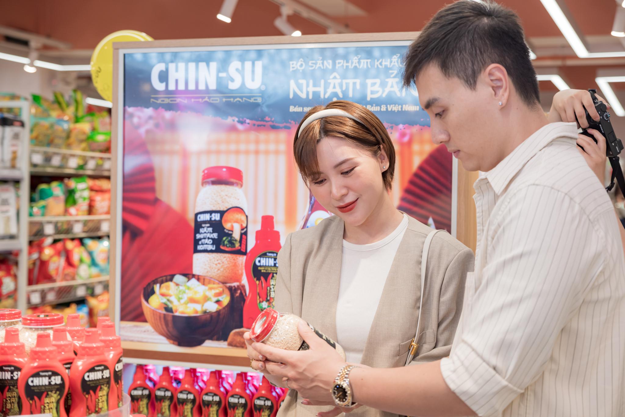 TikToker Gia Đình Cam Cam cũng đã sớm có mặt trải nghiệm hương vị bộ gia vị Chin-su. TikToker Gia Đình Cam Cam cũng đã sớm có mặt trải nghiệm hương vị bộ gia vị Chin-su.