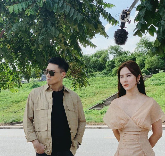 Diễn viên Mạnh Trường và Huyền Lizzie trong một cảnh quay phim “Hồ sơ cá sấu“. Ảnh: VTV