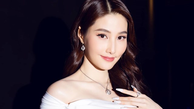 Diễm My 9X được bạn trai cầu hôn trên khinh khí cầu