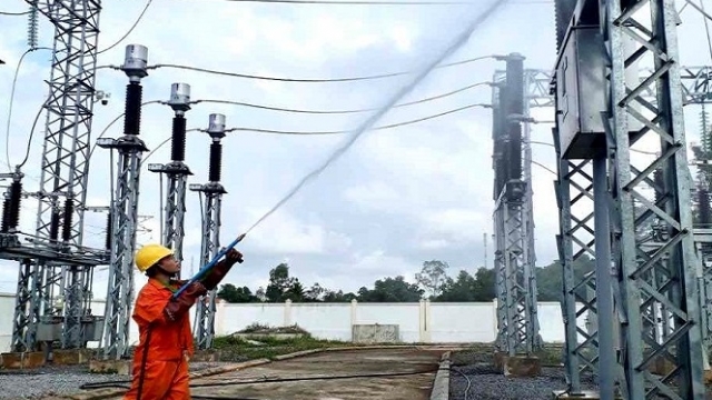 Điện lực Quảng Bình: Vệ sinh lưới điện bằng nước áp lực cao