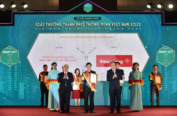 Đại diện Điện Quang nhận giải thưởng ở hạng mục Giải pháp chiếu sáng thông minh toàn diện cho Bất động sản tại lễ trao giải Thành phố thông minh 2022