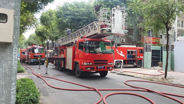 Điều 6 xe cứu hỏa dập lửa tòa cao ốc ở trung tâm TP Hồ Chí Minh