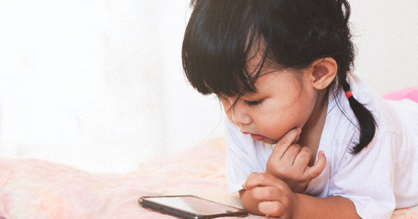 Điều gì sẽ xảy ra với não của một đứa trẻ khi chúng được bố mẹ cho dùng điện thoại quá nhiều 