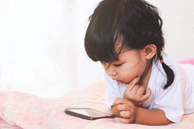 Điều gì sẽ xảy ra với não của một đứa trẻ khi chúng được bố mẹ cho dùng điện thoại quá nhiều - Ảnh 1.