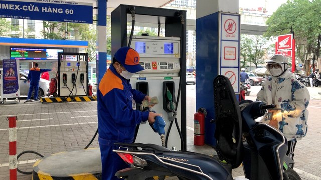 Điều hành giá xăng dầu bám sát giá thị trường thế giới