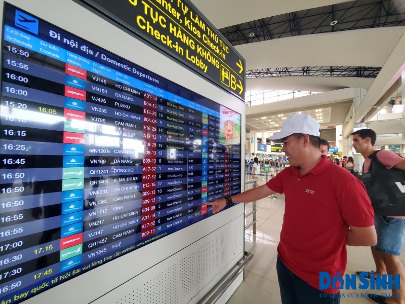 Hành khách theo dõi thông báo của các hãng, hướng dẫn của sân bay để thực hiện đúng các thủ tục khi đi máy bay.