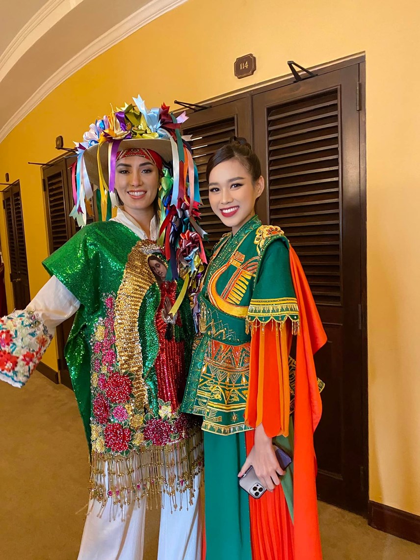 do-thi-h224-noi-bat-giua-d224n-th237-sinh-trong-trang-phuc-truyen-thong-miss-world_6.jpg do-thi-h224-noi-bat-giua-d224n-th237-sinh-trong-trang-phuc-truyen-thong-miss-world_6.jpg
