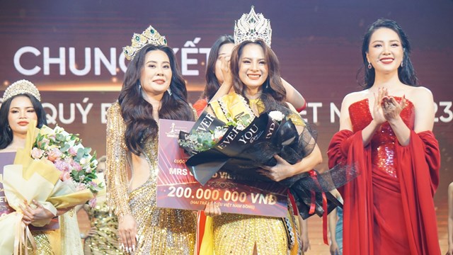 Đoàn Thị Thu Hằng đăng quang đăng quang Hoa hậu Quý bà Hoà bình 2023