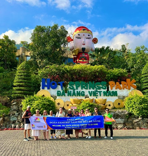 Đoàn famtrip lữ hành Nam Phi tham quan du lịch tại Khu du lịch suối khoáng nóng Núi Thần Tài.