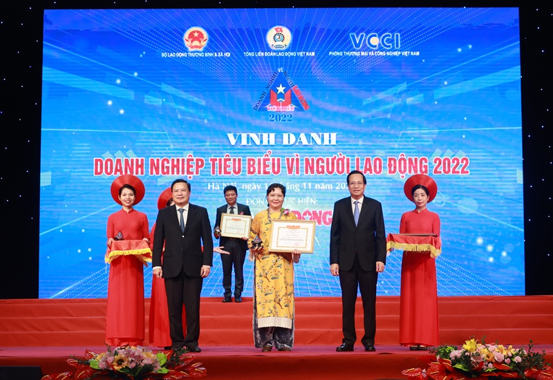 Bà Trương Bích Đào, Giám đốc Nhân sự tại Nestlé Việt Nam, đại diện doanh nghiệp nhận bằng khen của Bộ Lao Động - Thương Binh & Xã hội.