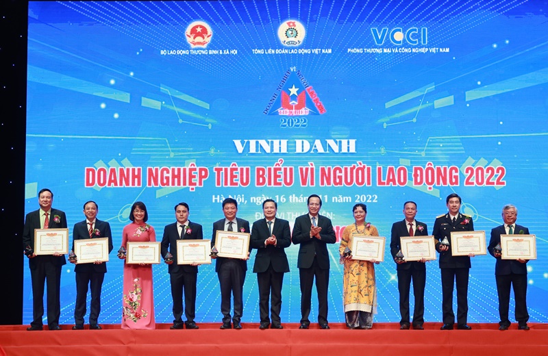 28 doanh nghiệp xuất sắc nhất được nhận bằng khen tại Lễ vinh danh “Doanh nghiệp tiêu biểu vì Người lao động 2022” vào ngày 16/11, với 3 cấp độ trao tặng: Bộ Lao động - Thương binh và Xã hội, Tổng liên đoàn Lao động Việt Nam và VCCI. 