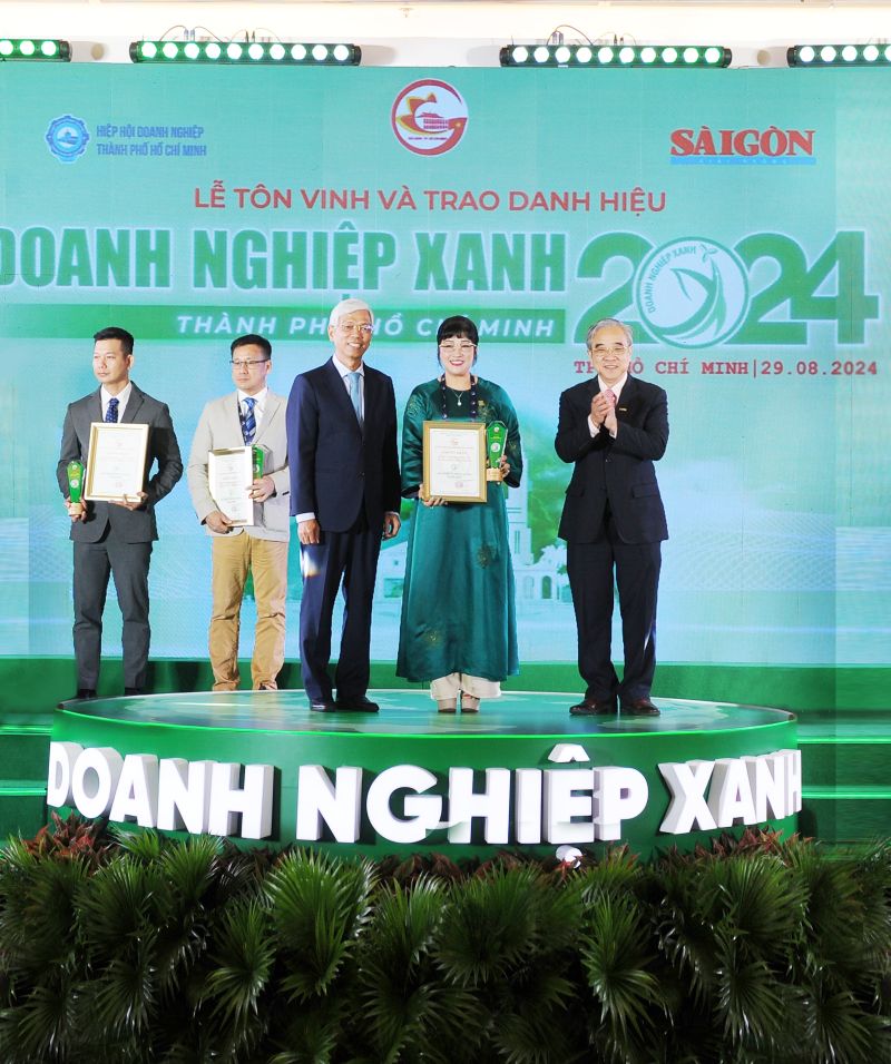 CEO Lưu Thị Thanh Mẫu (giữa) đại diện Phuc Khang Corporation nhận danh hiệu “Doanh nghiệp xanh TP.HCM năm 2024”