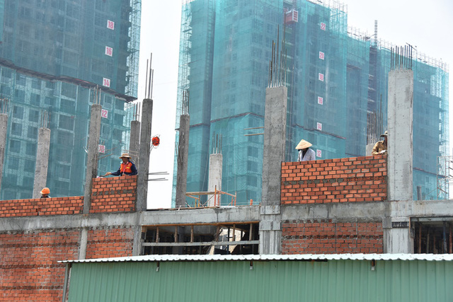 Doanh nghiệp xây dựng khóc ròng - Ảnh 1. Doanh nghiệp xây dựng khóc ròng - Ảnh 1.
