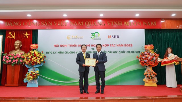 Doanh nhân Đỗ Quang Hiển nhận Kỷ niệm chương vì sự nghiệp phát triển Đại học Quốc gia Hà Nội