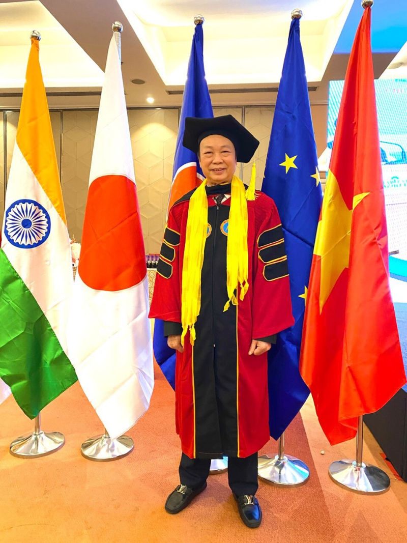 Doanh nhân Nguyễn Đình Thắng được tại lễ sắc phong Giáo sư kinh tế danh dự, Tiến sĩ khoa học & Công nghệ danh dự.