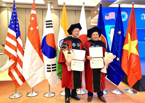 Doanh nhân Nguyễn Đình Thắng & Giáo sư, Tiến sĩ Đinh Văn Nhã tại lễ sắc phong. Doanh nhân Nguyễn Đình Thắng & Giáo sư, Tiến sĩ Đinh Văn Nhã tại lễ sắc phong.