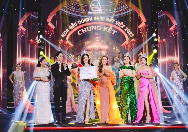 Doanh nhân Nguyễn Thị Hồng Linh chính thức được gọi tên cho danh hiệu Hoa hậu thiện nguyện trong đêm chung kết cuộc thi Hoa hậu Doanh nhân Đất Việt 2023.