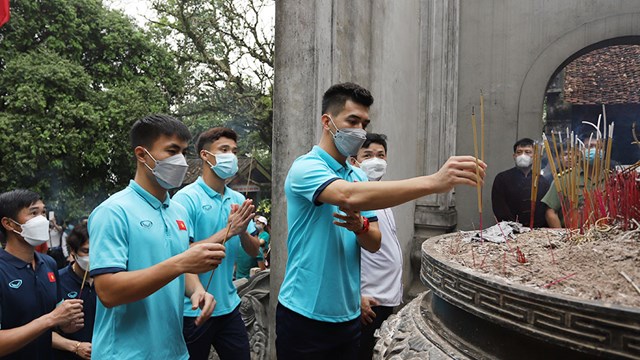 Đội tuyển bóng đá U23 Việt Nam dâng hương tưởng niệm các Vua Hùng 