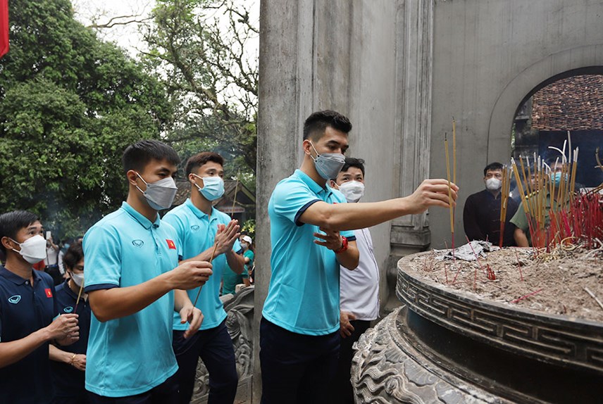 doi-tuyen-b243ng-d225-u23-viet-nam-d226ng-huong-tuong-niem-c225c-vua-h249ng_2.jpg doi-tuyen-b243ng-d225-u23-viet-nam-d226ng-huong-tuong-niem-c225c-vua-h249ng_2.jpg