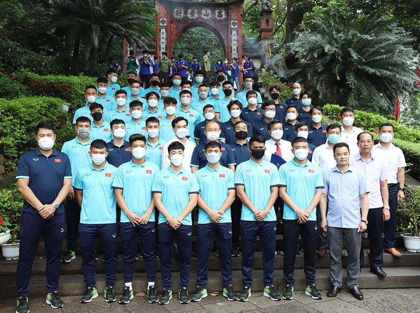 doi-tuyen-b243ng-d225-u23-viet-nam-d226ng-huong-tuong-niem-c225c-vua-h249ng_3.jpg doi-tuyen-b243ng-d225-u23-viet-nam-d226ng-huong-tuong-niem-c225c-vua-h249ng_3.jpg