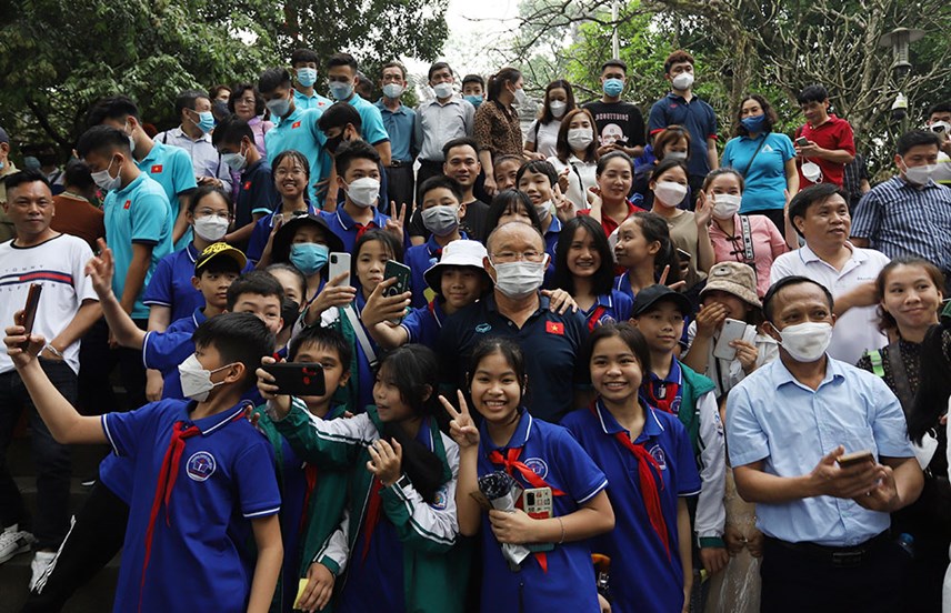 doi-tuyen-b243ng-d225-u23-viet-nam-d226ng-huong-tuong-niem-c225c-vua-h249ng_4.jpg doi-tuyen-b243ng-d225-u23-viet-nam-d226ng-huong-tuong-niem-c225c-vua-h249ng_4.jpg