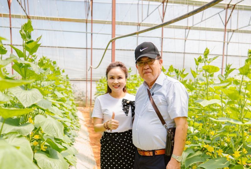 Bà Huỳnh Ngọc Bích Đào, Tổng giám đốc Đồng Xanh Farm (bên trái) tại nông trại của công ty