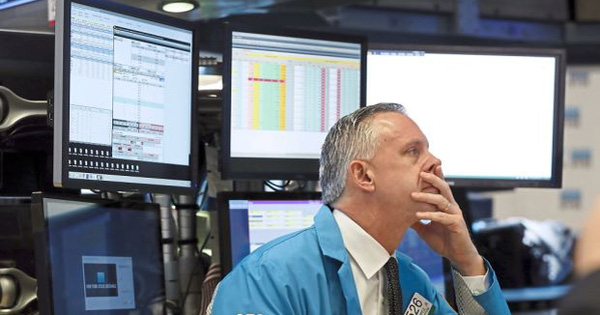 Dow Jones mất 650 điểm sau bình luận của Chủ tịch Fed
