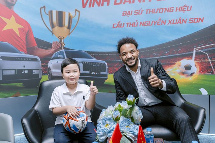 Geleximco và Omoda & Jaecoo Việt Nam vinh danh cầu thủ Nguyễn Xuân Son sau ASEAN Cup 2026