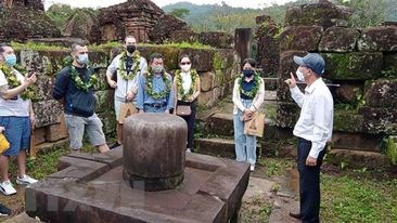 Du khách quốc tế trở lại Mỹ Sơn