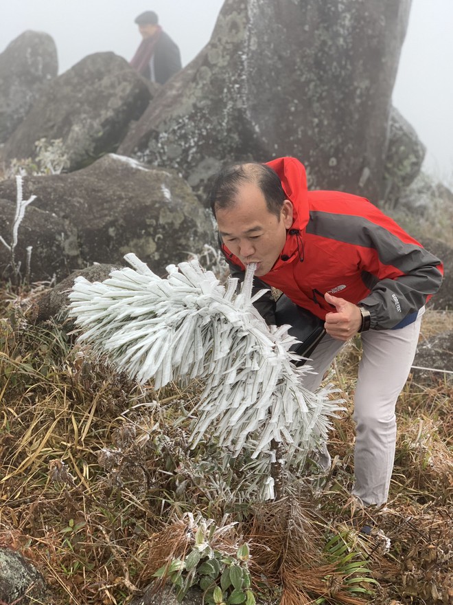Du khách đổ xô lên biên giới Quảng Ninh ngắm băng tuyết - ảnh 5