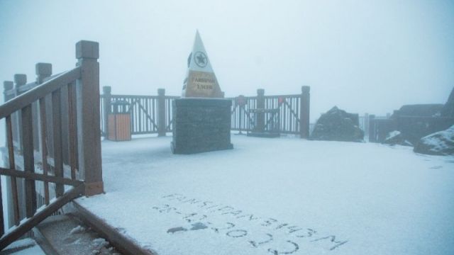 Du khách háo hức phám phá tuyết rơi trên đỉnh Fansipan
